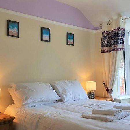 5 Bed, 2 Bath Home + Terrace, Garden & Parking Swindon Eksteriør bilde