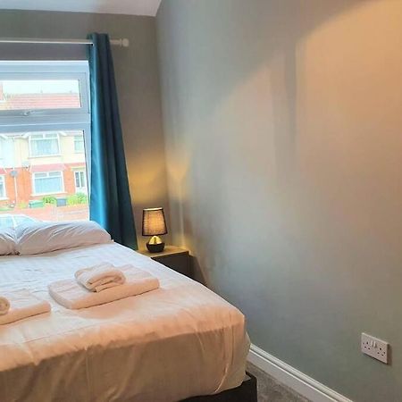 5 Bed, 2 Bath Home + Terrace, Garden & Parking Swindon Eksteriør bilde