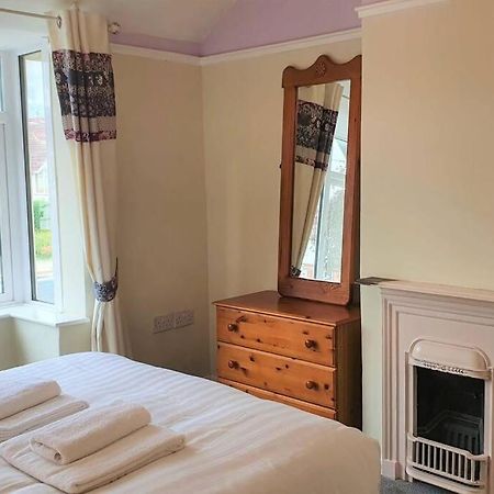 5 Bed, 2 Bath Home + Terrace, Garden & Parking Swindon Eksteriør bilde