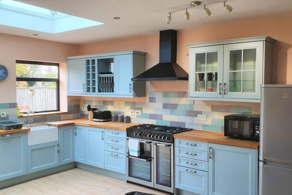 5 Bed, 2 Bath Home + Terrace, Garden & Parking Swindon Eksteriør bilde
