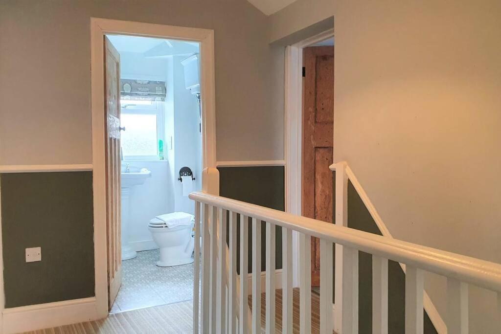5 Bed, 2 Bath Home + Terrace, Garden & Parking Swindon Eksteriør bilde