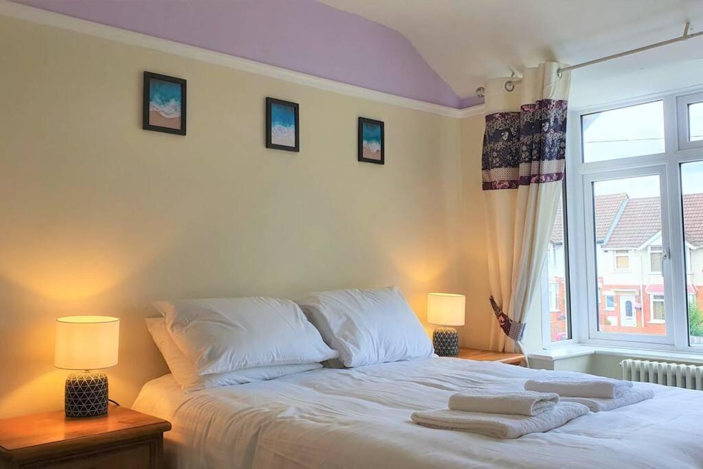 5 Bed, 2 Bath Home + Terrace, Garden & Parking Swindon Eksteriør bilde