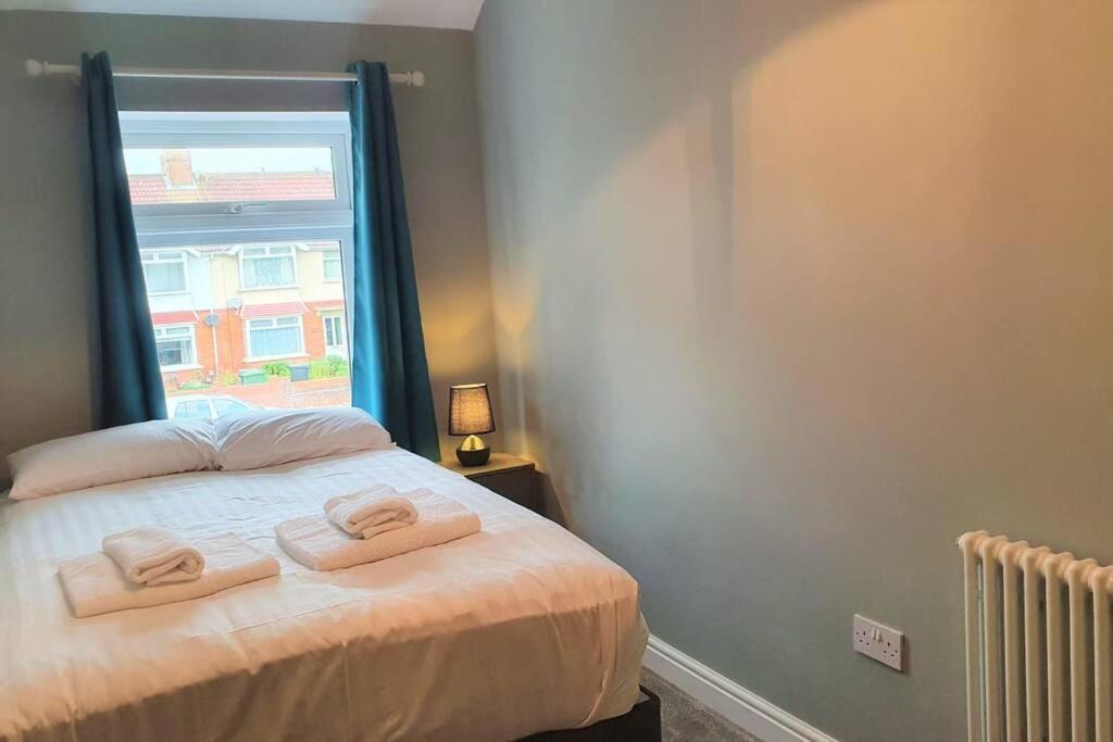 5 Bed, 2 Bath Home + Terrace, Garden & Parking Swindon Eksteriør bilde