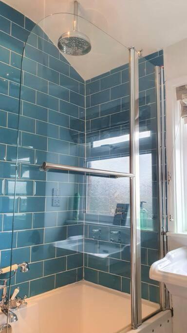 5 Bed, 2 Bath Home + Terrace, Garden & Parking Swindon Eksteriør bilde
