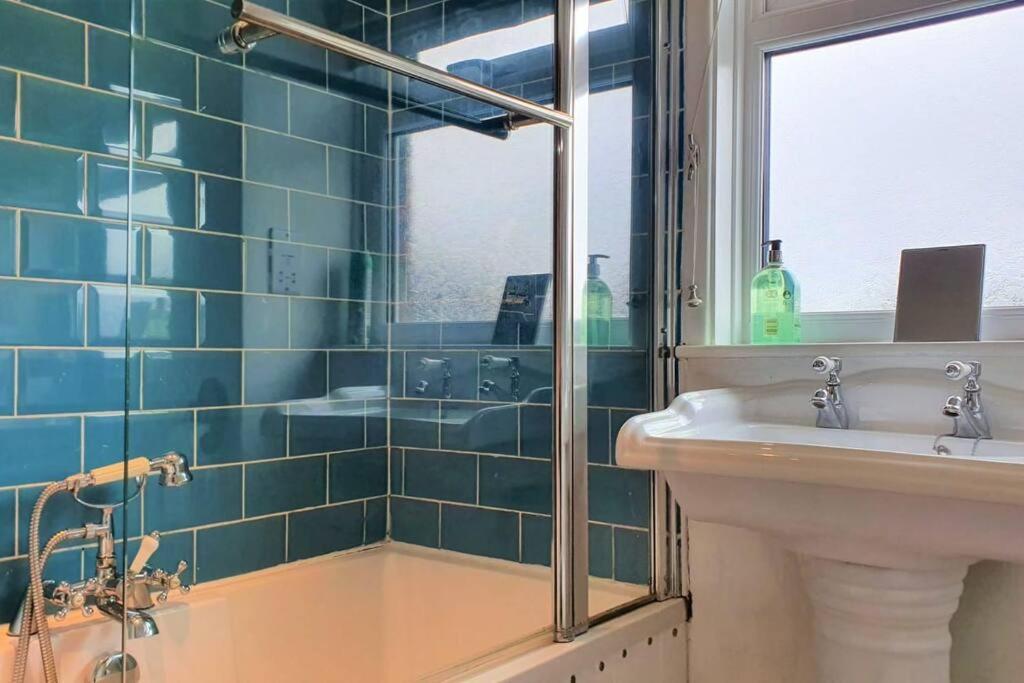 5 Bed, 2 Bath Home + Terrace, Garden & Parking Swindon Eksteriør bilde
