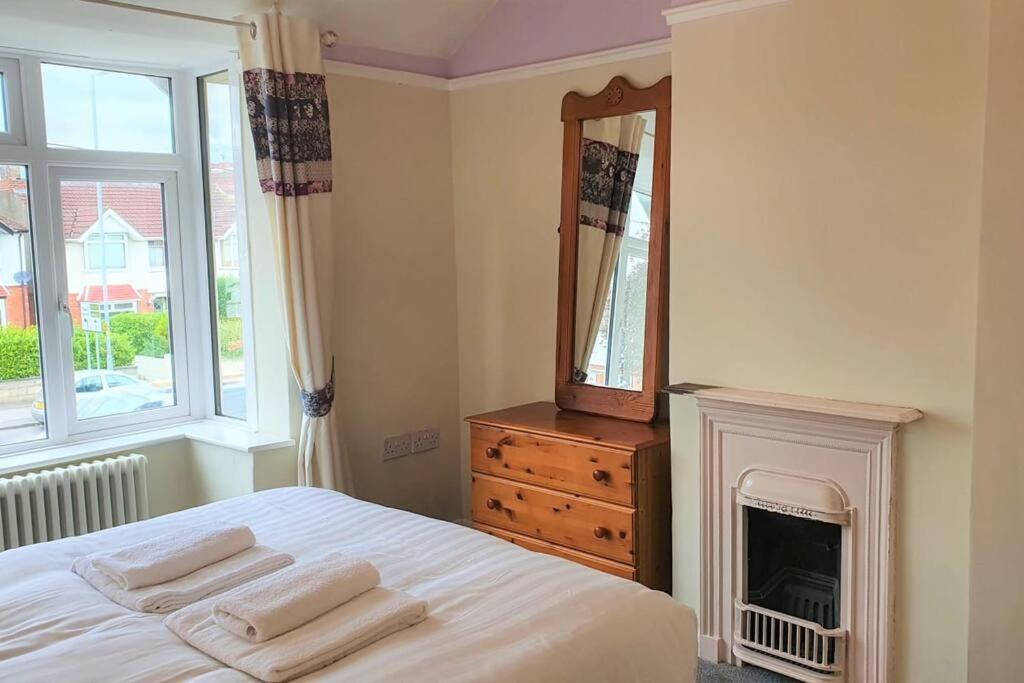 5 Bed, 2 Bath Home + Terrace, Garden & Parking Swindon Eksteriør bilde