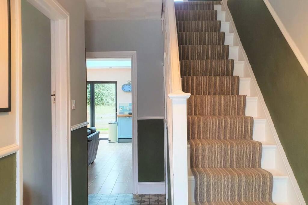 5 Bed, 2 Bath Home + Terrace, Garden & Parking Swindon Eksteriør bilde