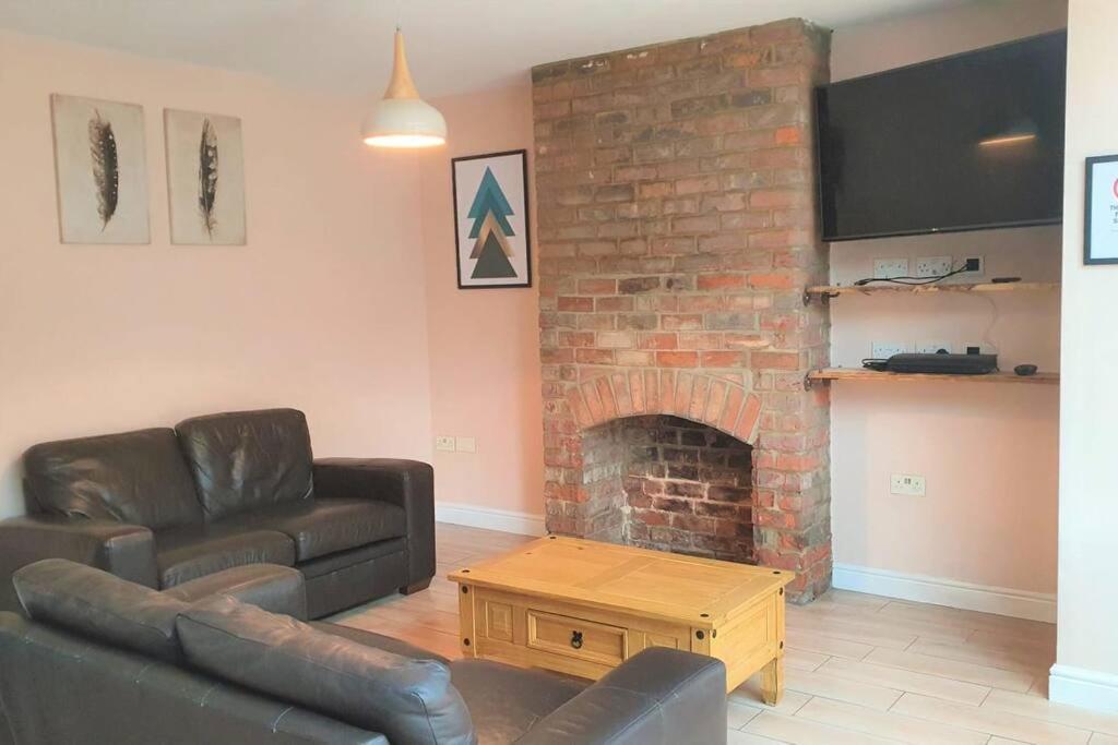 5 Bed, 2 Bath Home + Terrace, Garden & Parking Swindon Eksteriør bilde